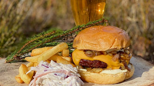 Wild-Burger mit Whiskyzwiebeln und Whiskydressing von Fredde vid grillen