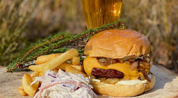 Wild-Burger mit Whiskyzwiebeln und Whiskydressing von Fredde vid grillen