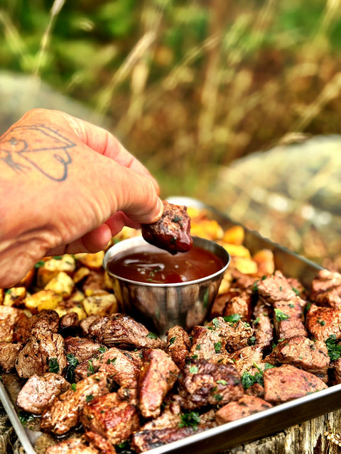 Älgentrecote, stekt potatis med timjan och rödvinssås.