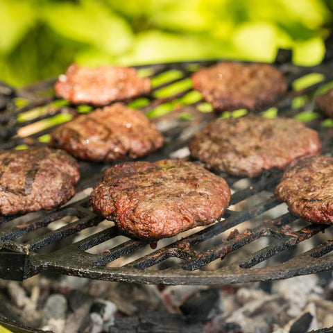 Hjortburgare av svensk dovhjort på grillen