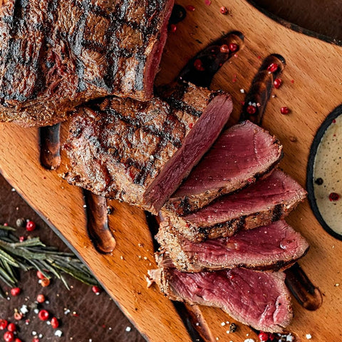 Renstek av innanlår från renkött uppskuren på träbräda perfekt rare