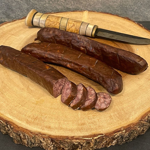 Heißgeräucherte Rentierwurst mit Brennnessel