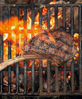 Tomahawk av renkött på grill köp hos Swedish Wild