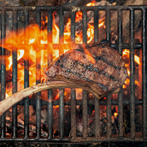 Tomahawk av renkött på grill köp hos Swedish Wild